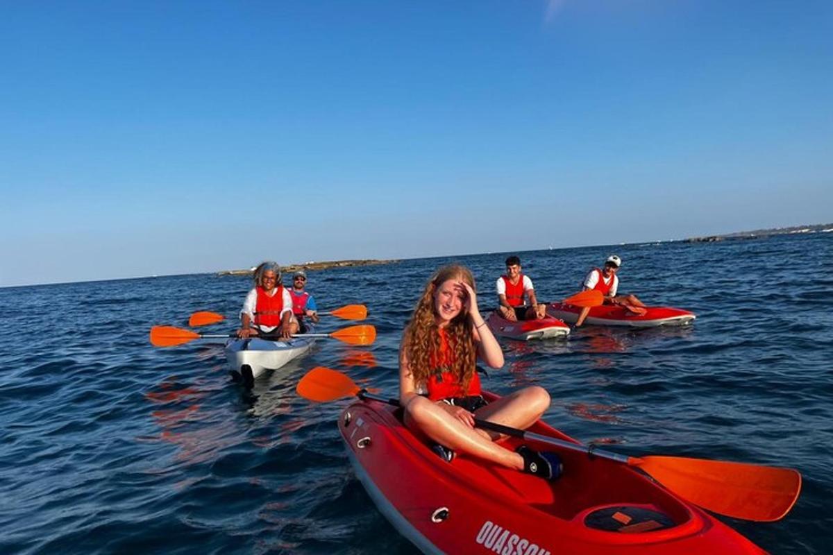een groep mensen in kajaks in het water