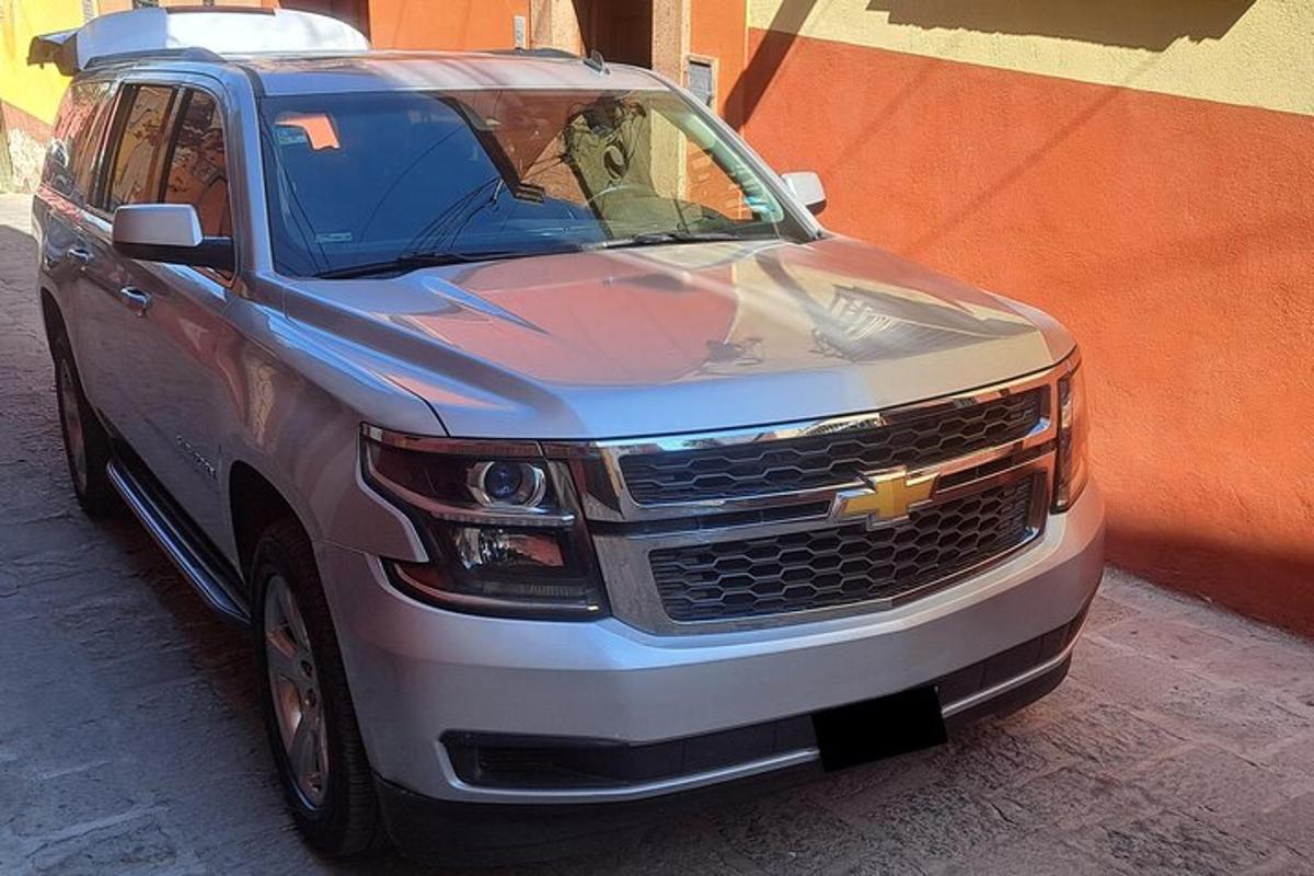 un'auto argentata parcheggiata accanto a un edificio