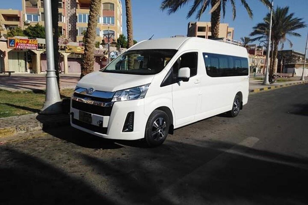 sebuah van putih diletakkan di tepi jalan