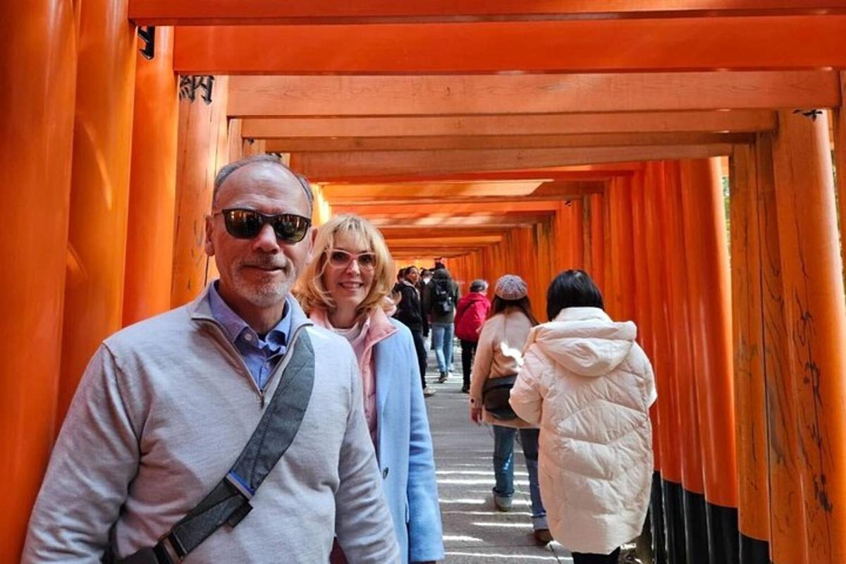 Ein Mann und eine Frau gehen durch einen orangefarbenen Tunnel