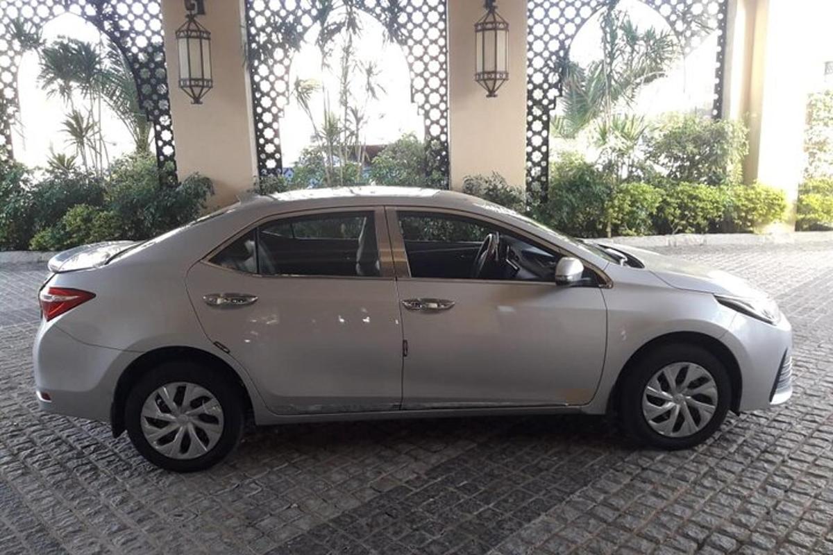 sebuah kereta berwarna perak diletakkan di hadapan sebuah bangunan