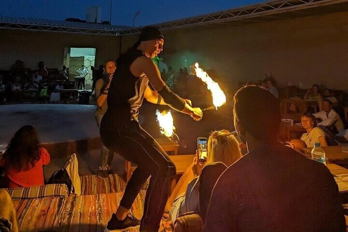 naine, kes korraldab rahvahulga ees tuleshow'd