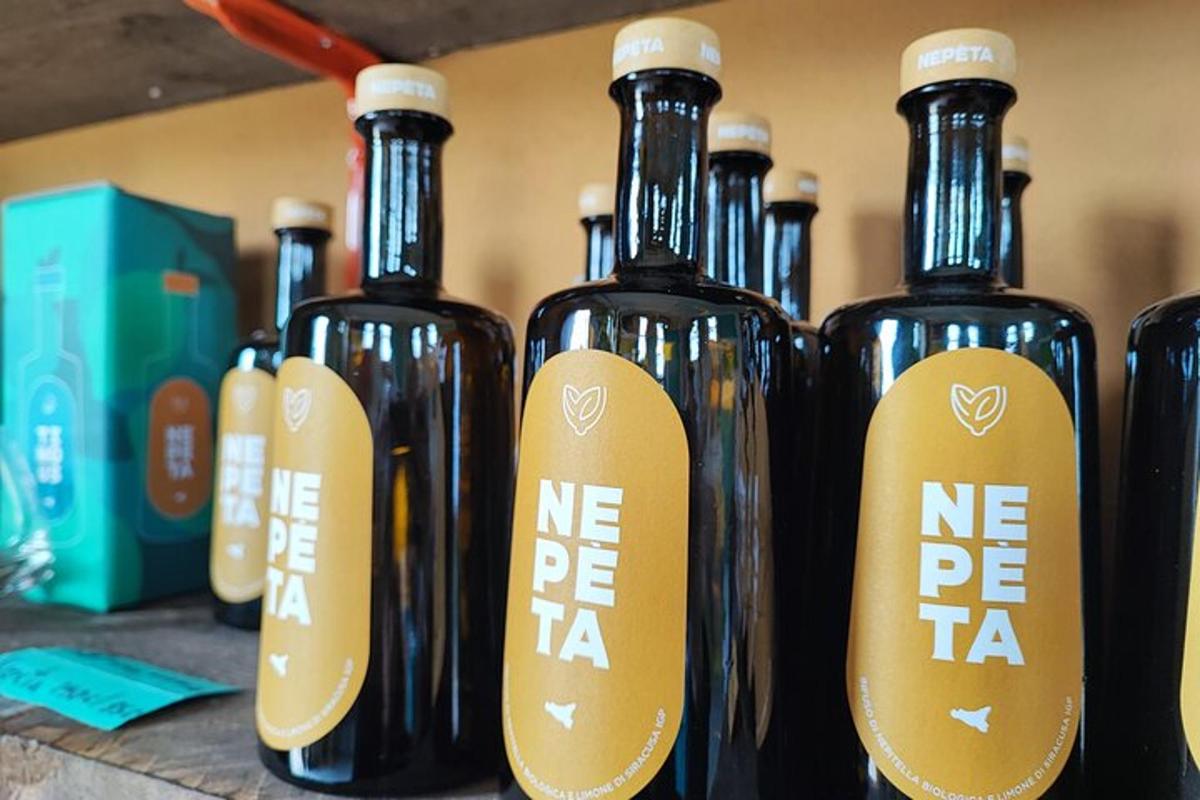 Un grupo de botellas de vino sobre un mostrador.