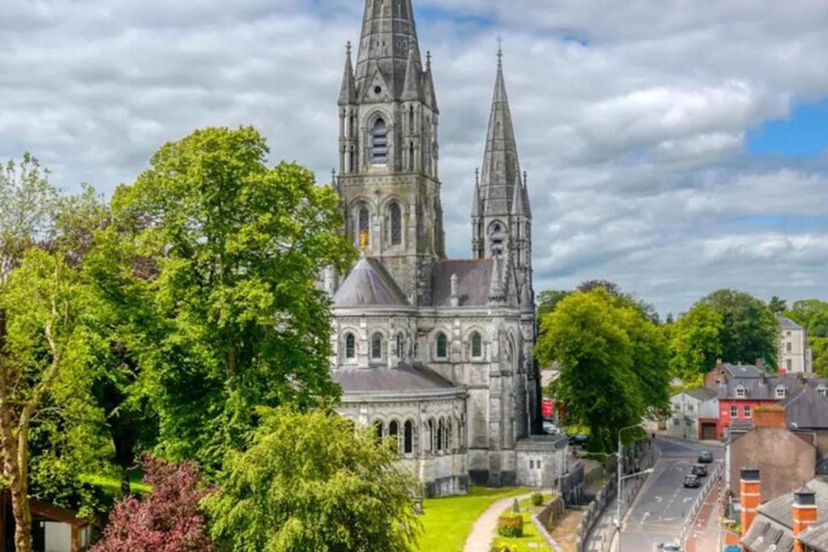een oude kerk met twee torens in een stad