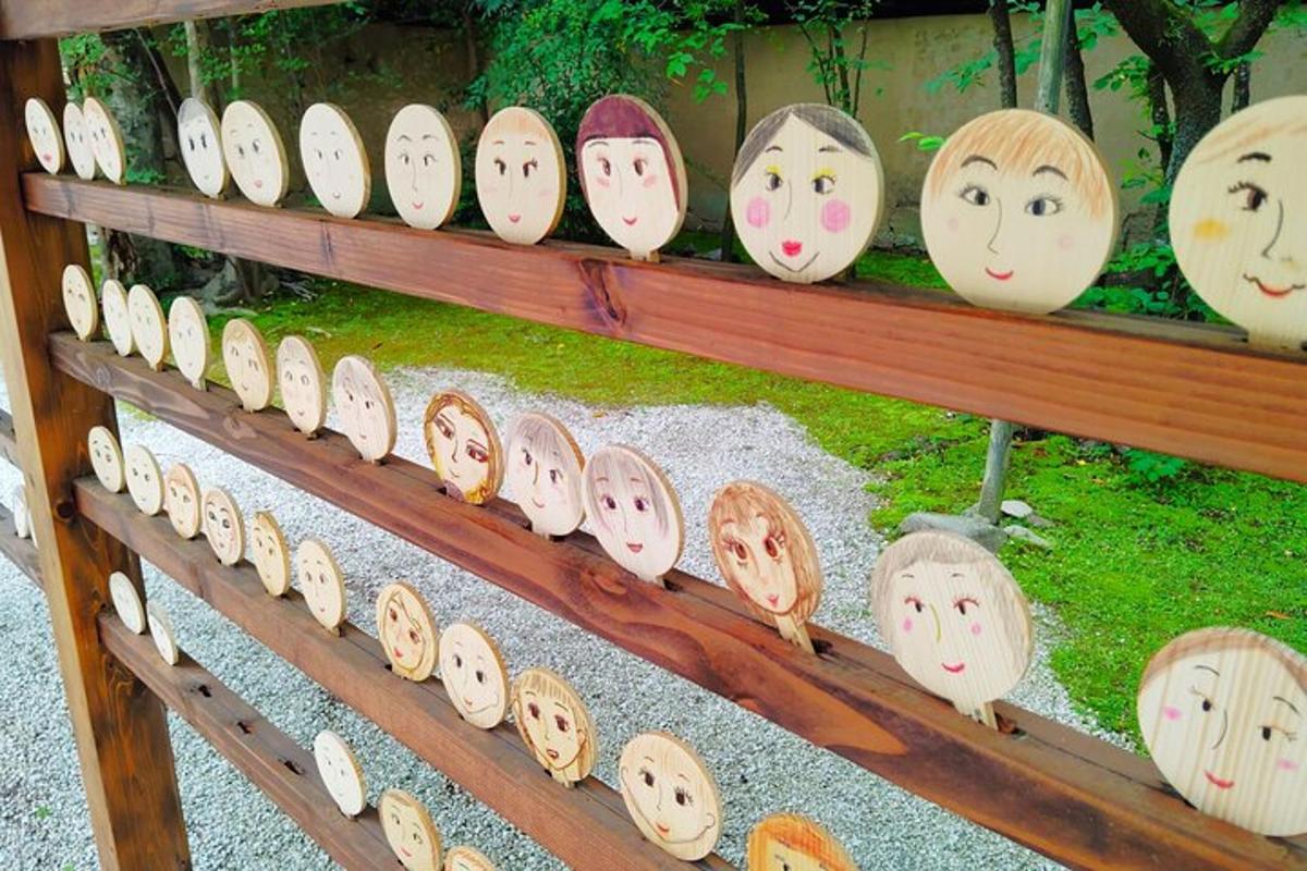 Un montón de caras de madera en un estante.