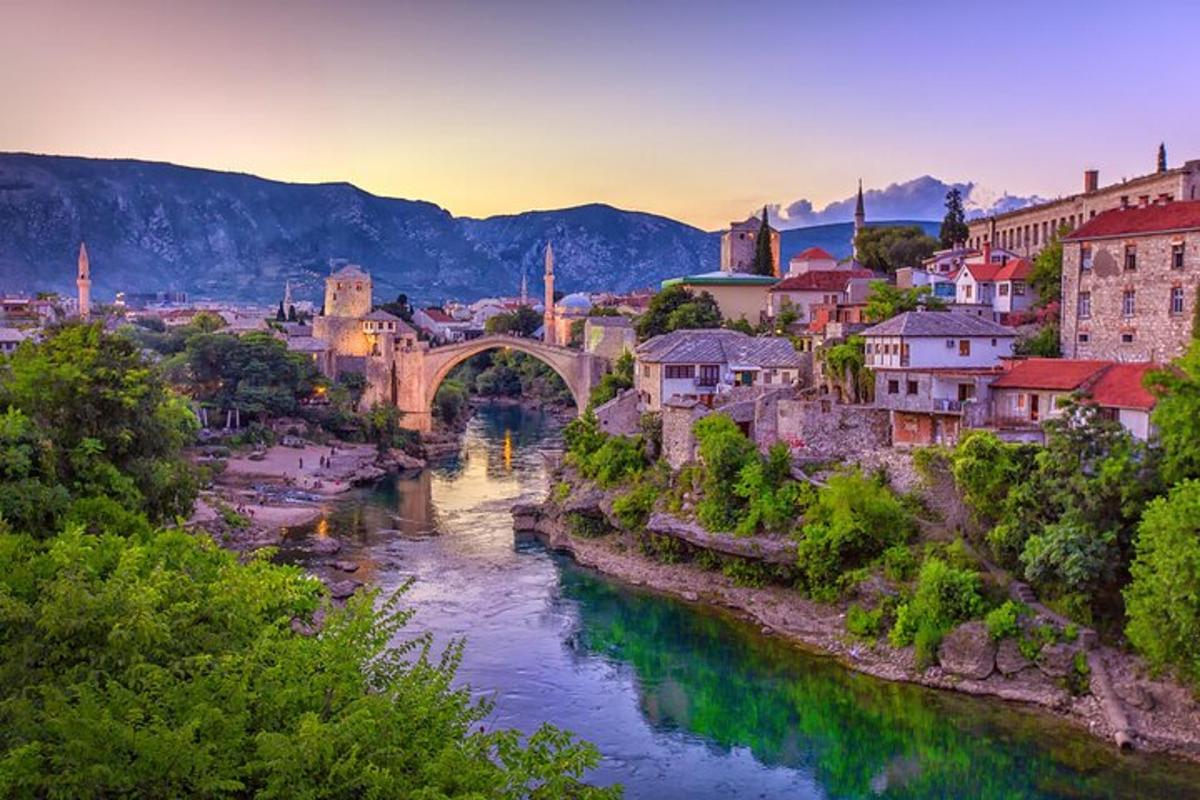 una vista di una città con un ponte e un fiume
