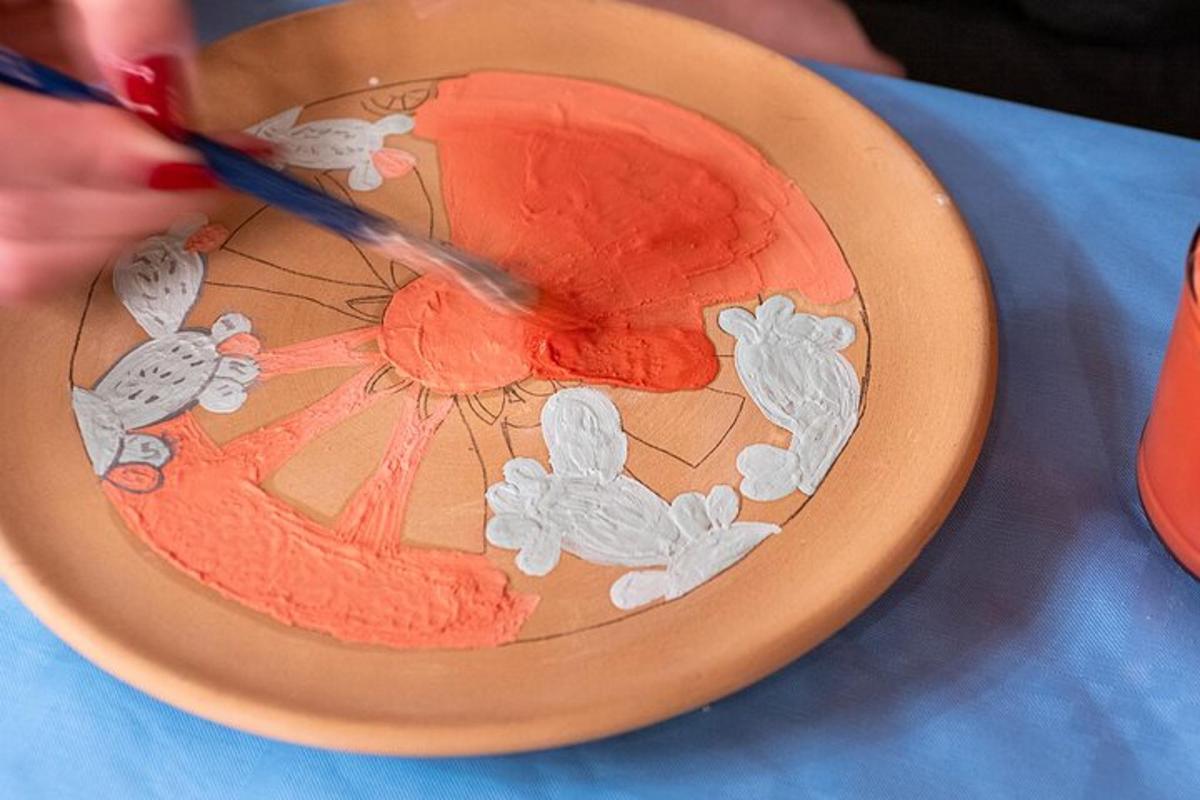 maður að skera disk með málverki af regnhlíf