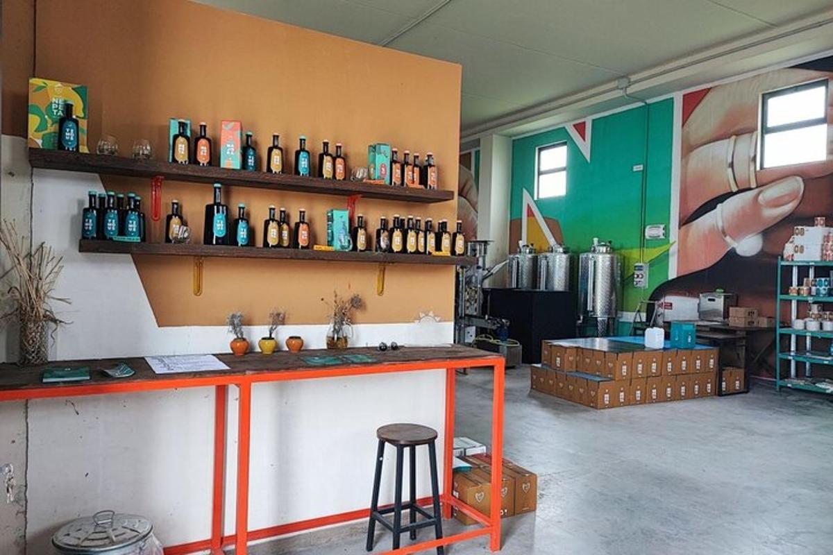 eine Bar in einem Raum mit Flaschen an der Wand
