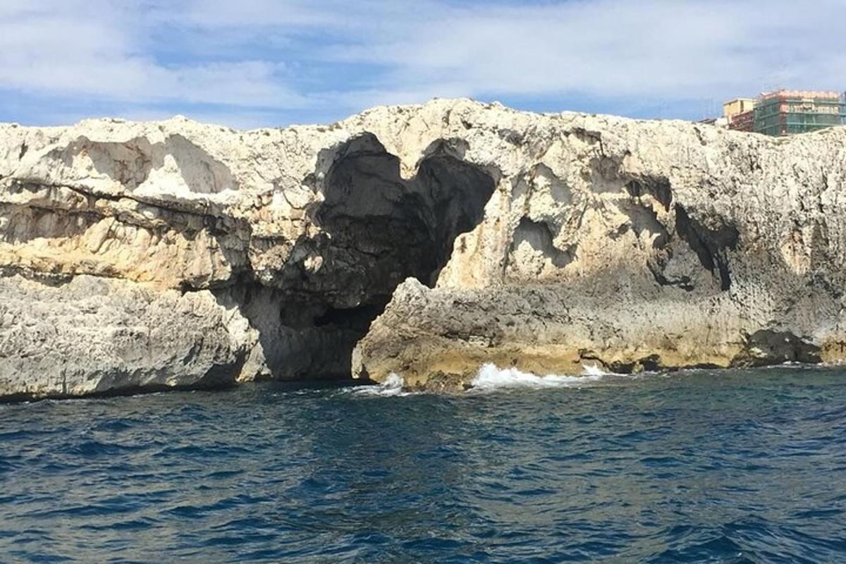 o formațiune stâncoasă în ocean, lângă apă
