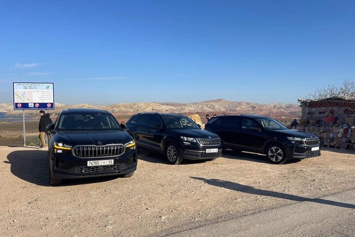 un grup de tres cotxes aparcats al desert