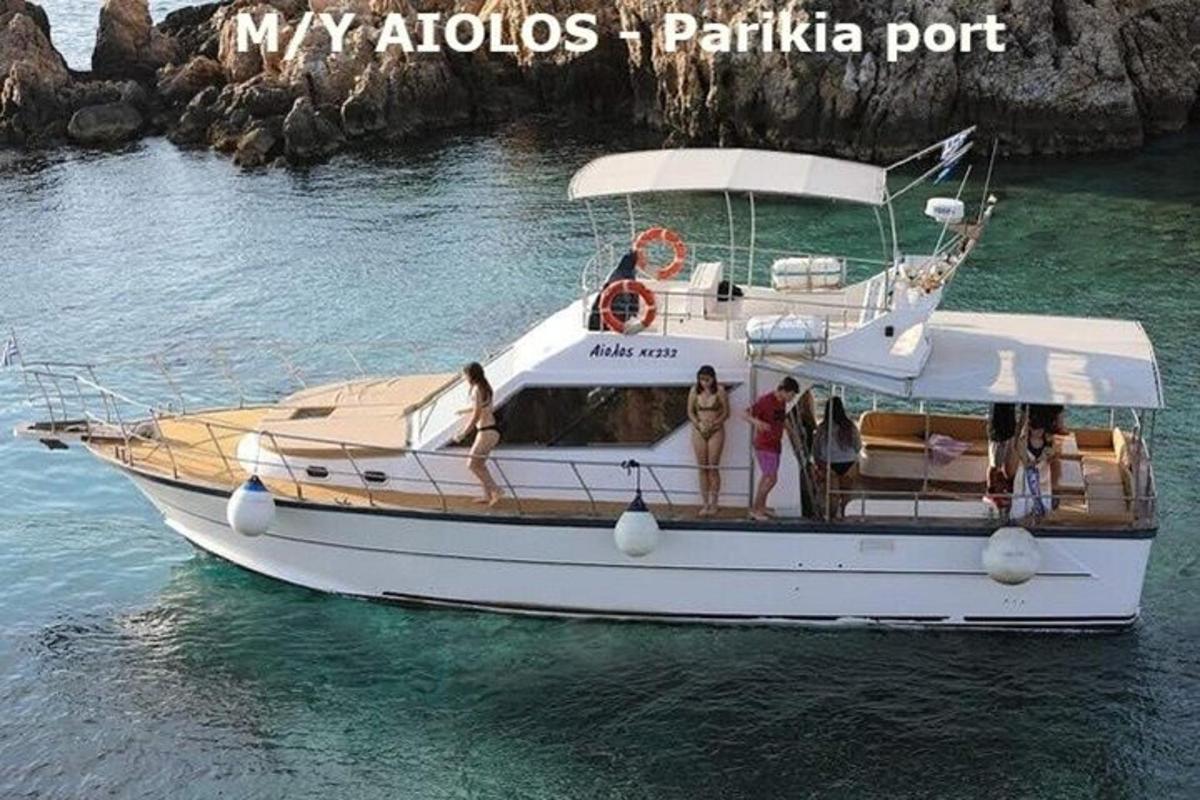 un gruppo di persone su una barca in acqua