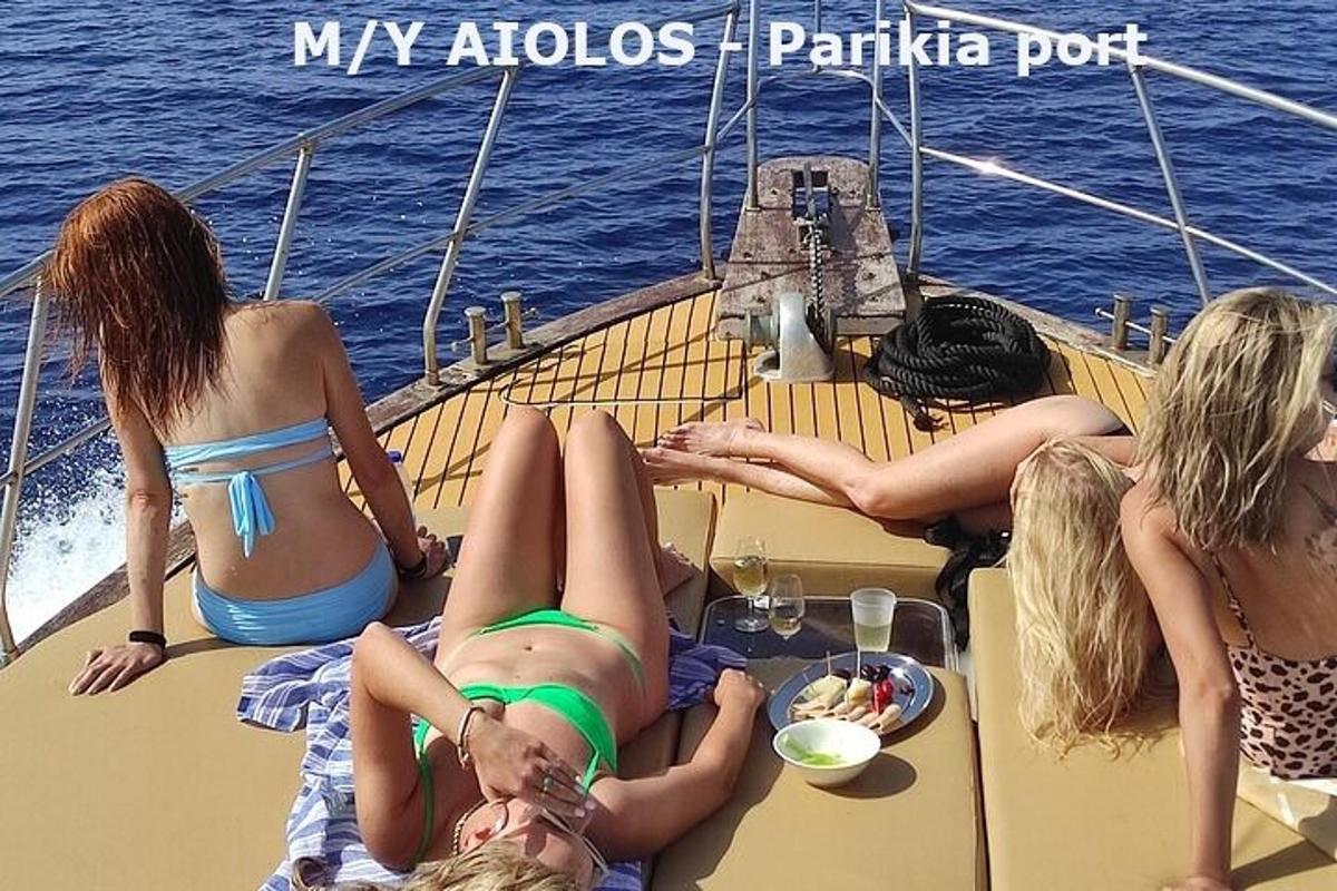 un gruppo di donne sedute su una barca in acqua