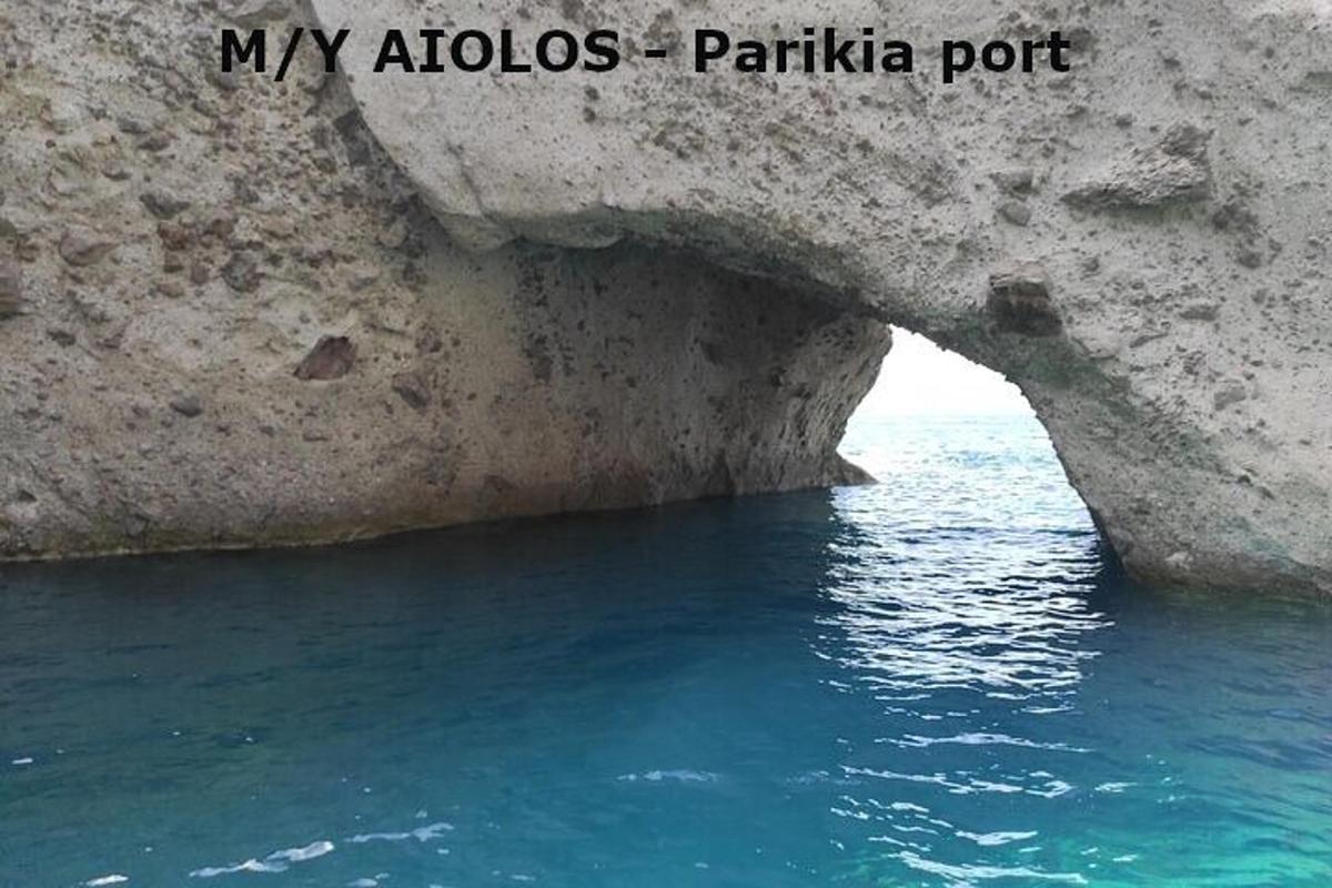 una grotta nel fianco di una parete rocciosa vicino all'acqua