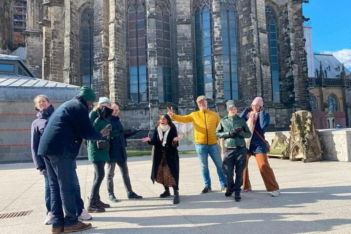 grupp inimesi, kes seisavad katedraali ees