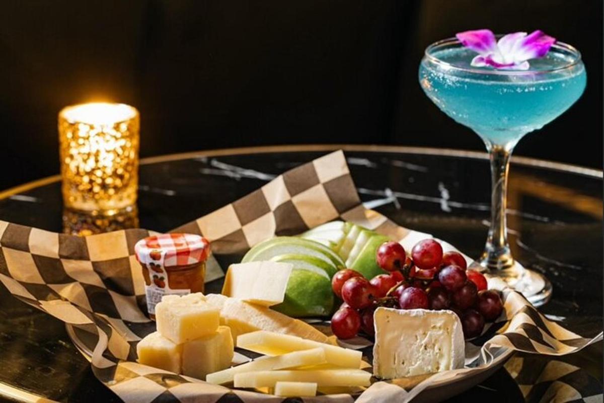 チーズと飲み物の皿が置かれたテーブル