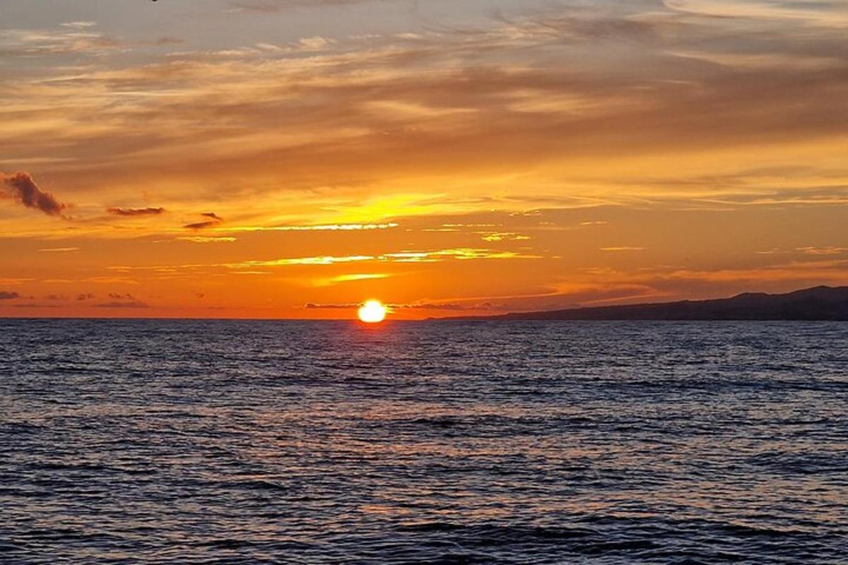 en solnedgang over havet med solnedgangen