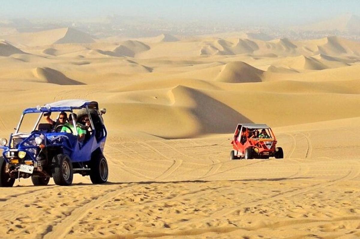 twee atv's en een jeep in de woestijn