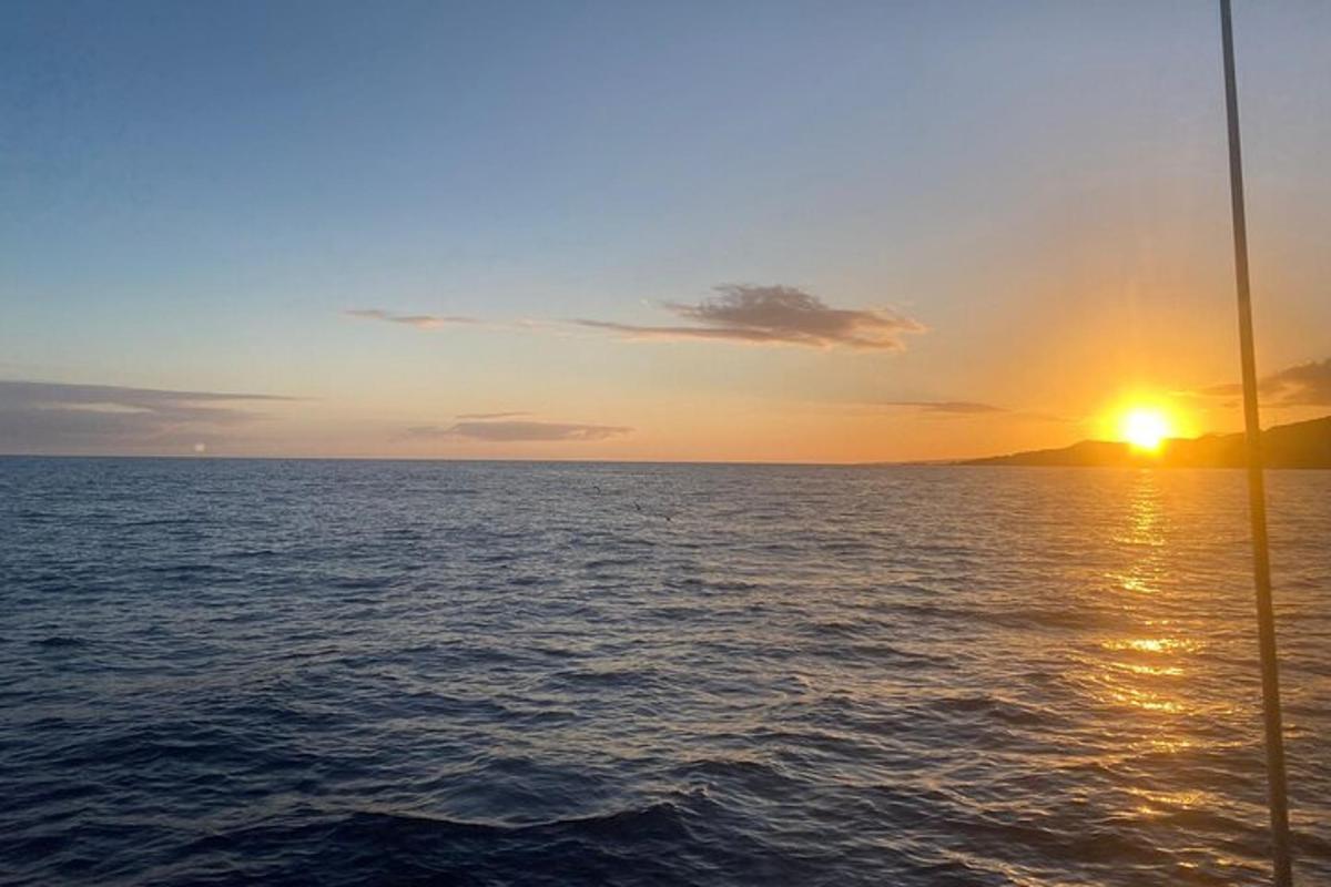 en solnedgang sett fra en båt i havet