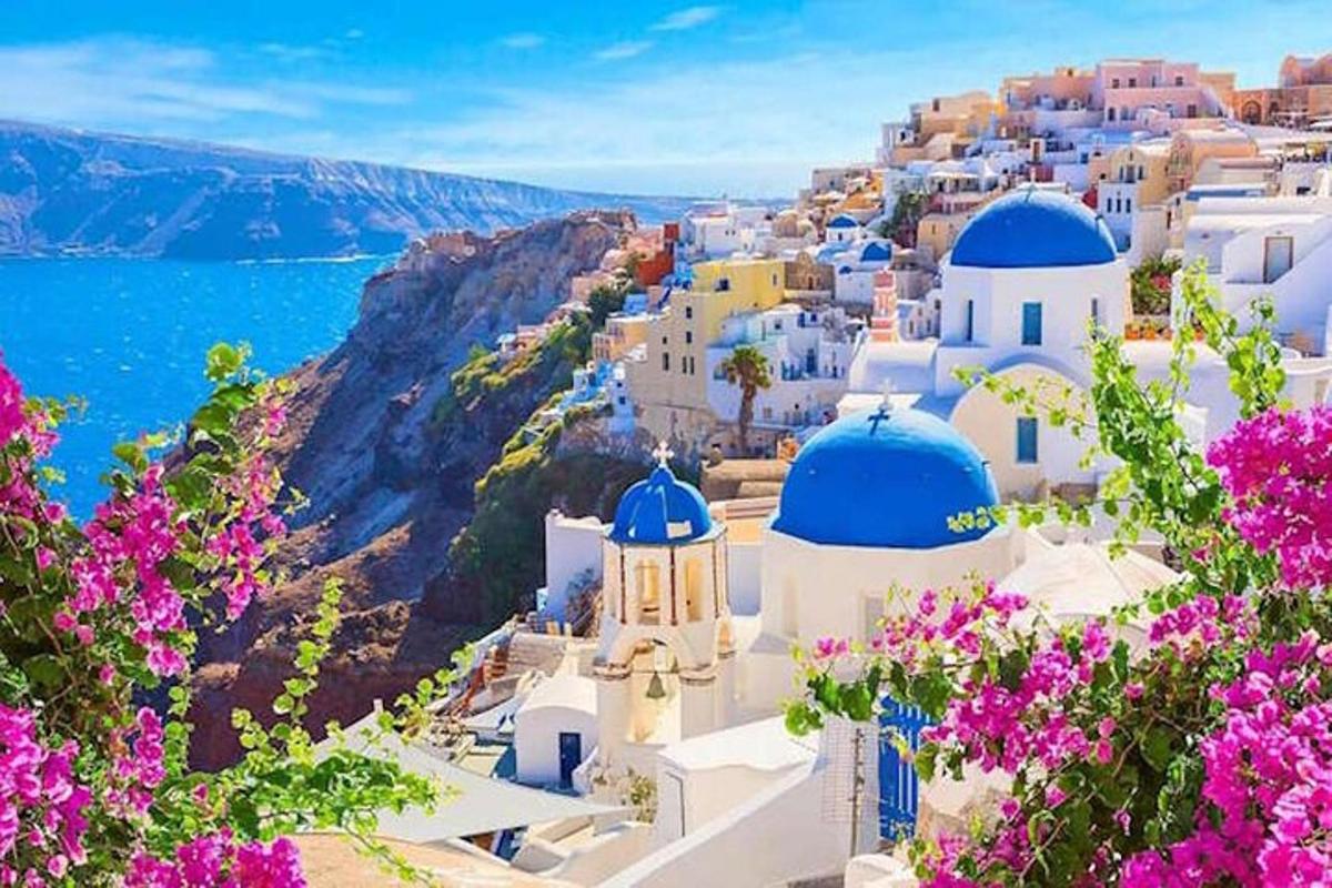 una vista de la costa amalfitana amb flors morades