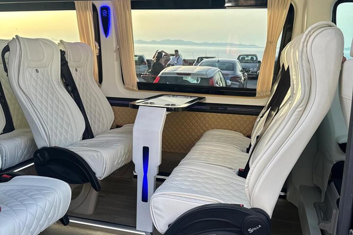 un autobús buit amb seients blancs i una finestra