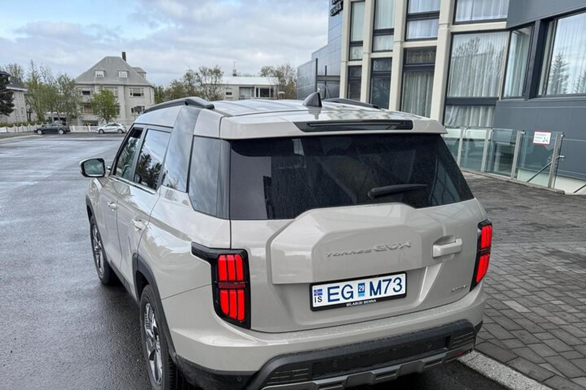 hvítur jeppabíll lagður á bílastæði