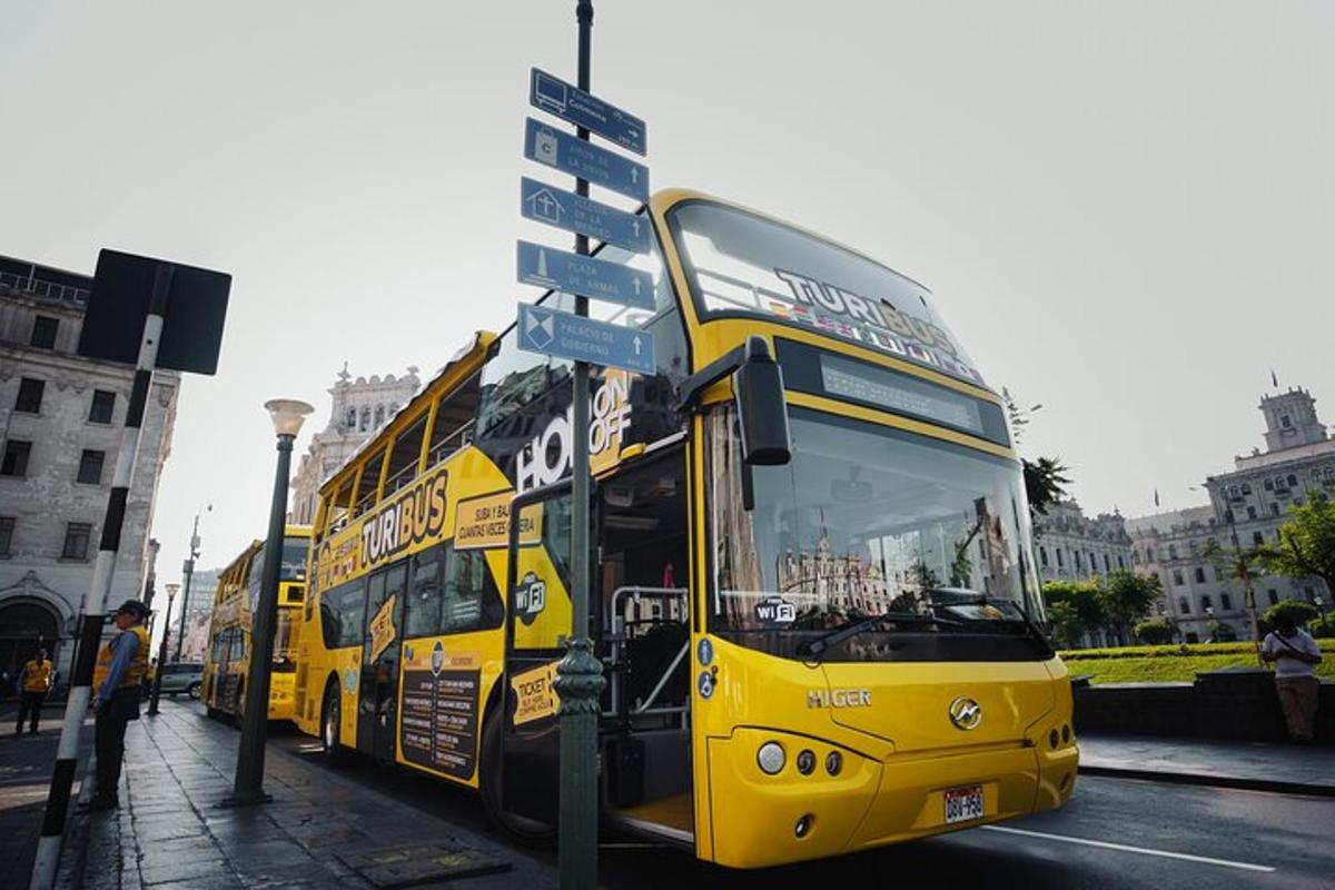tänaval pargitud kollane kahekordne buss