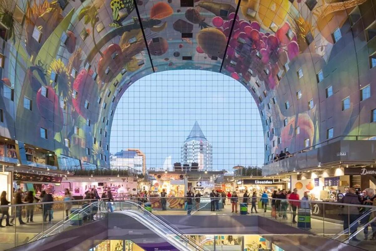 pohled na nákupní centrum s velkým oknem