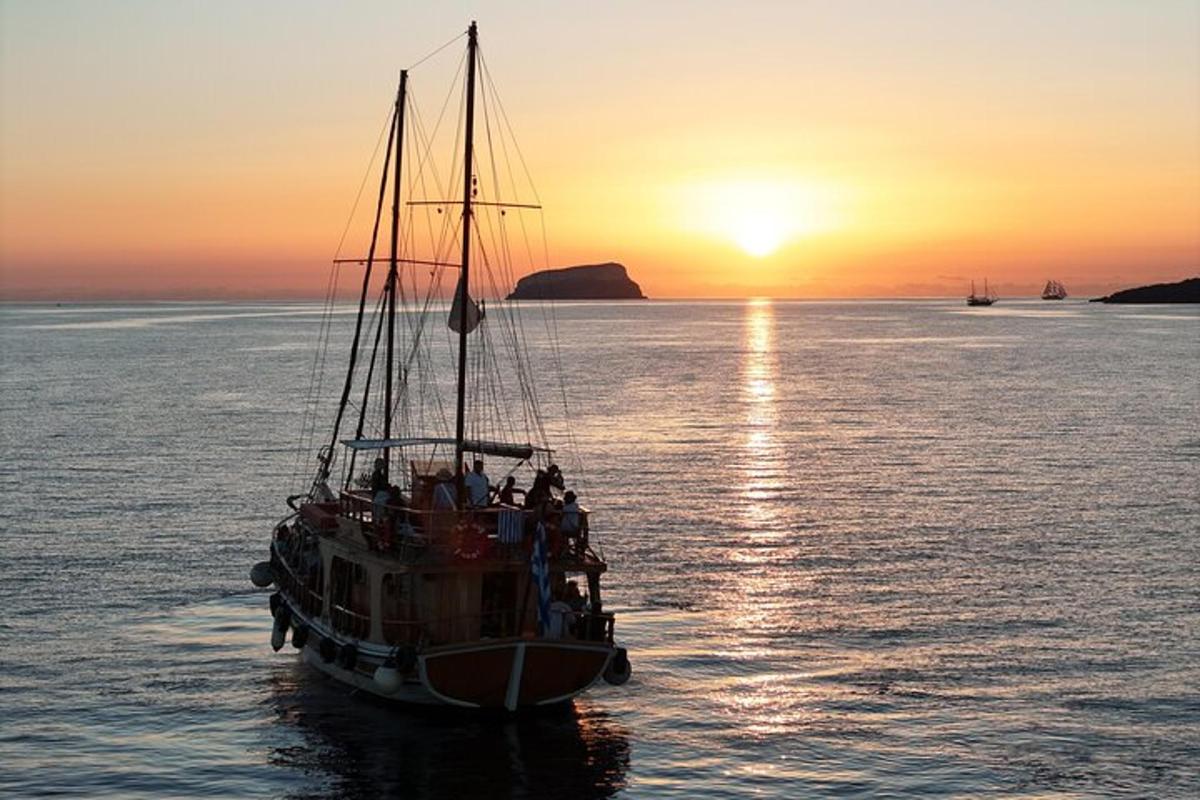 een boot in het water bij zonsondergang