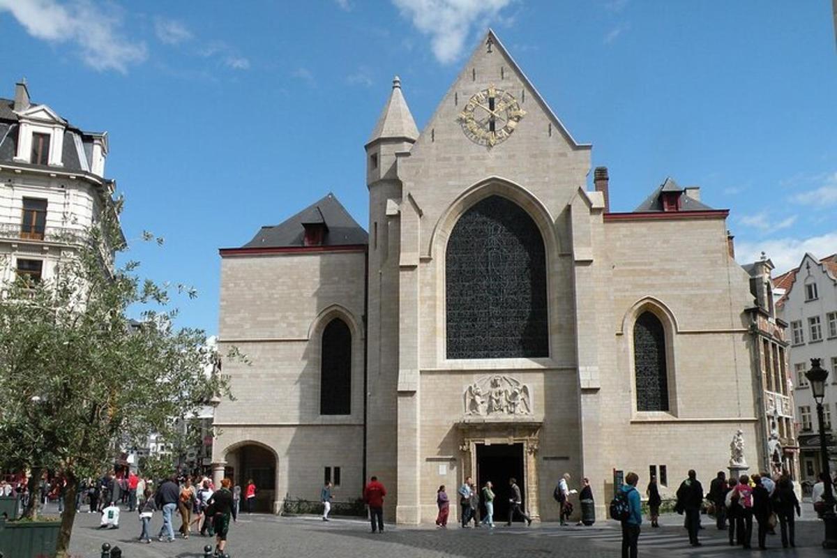 eine Gruppe von Menschen, die vor einer Kirche stehen