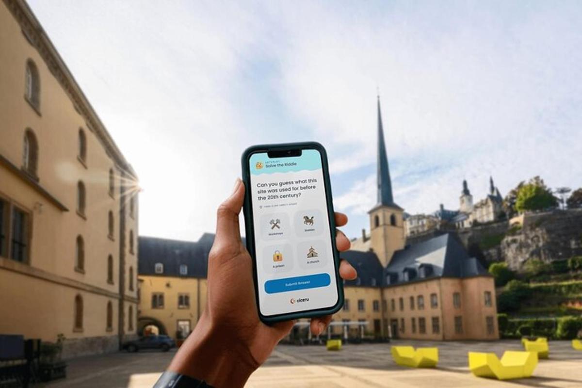 una persona che tiene in mano un telefono cellulare davanti a una città