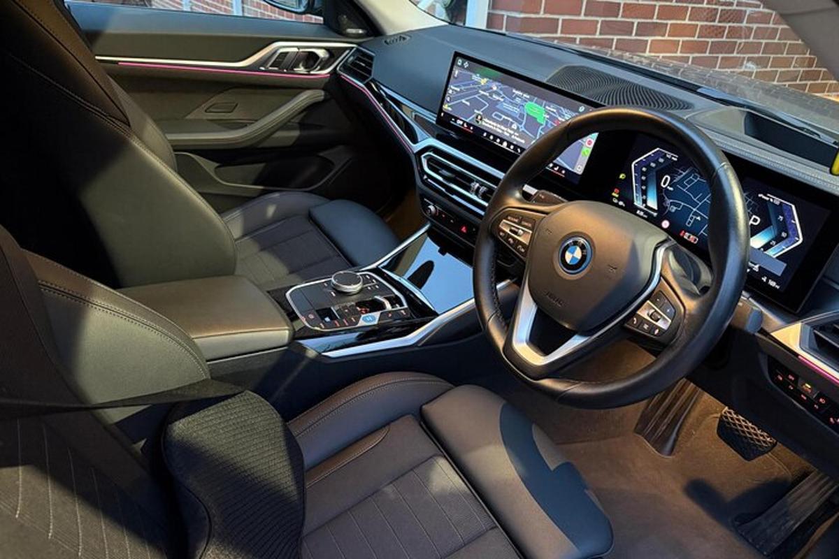 μια άποψη του ταμπλό ενός αυτοκινήτου bmw