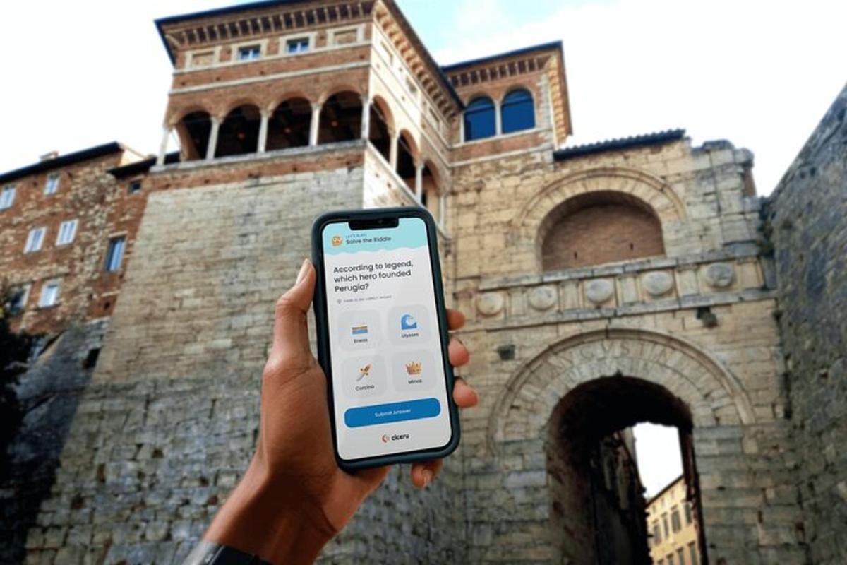 inimene, kes hoiab hoone ees mobiiltelefoni