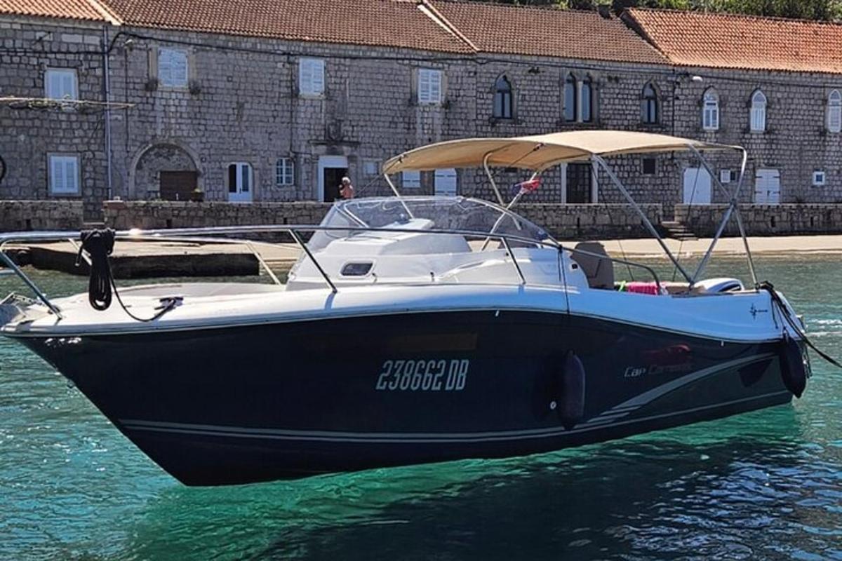 um barco azul e branco sentado na água