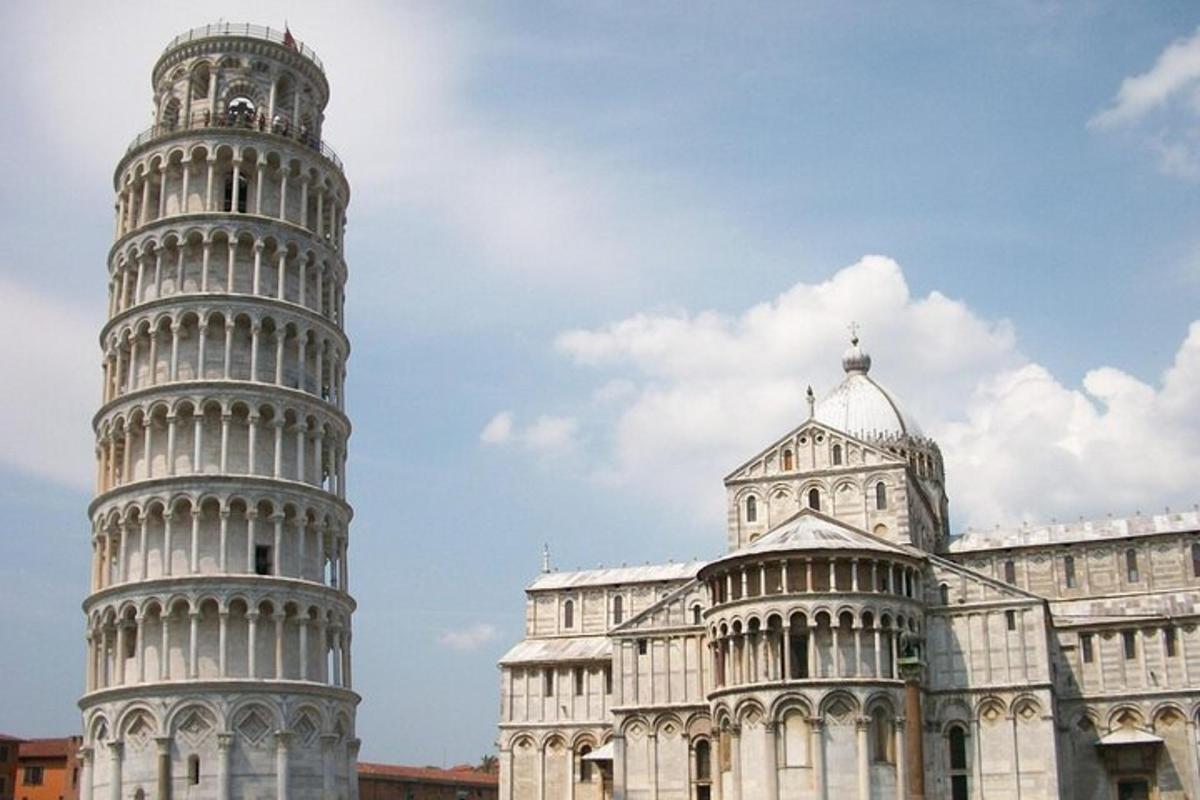 o imagine a turnului înclinat din Pisa