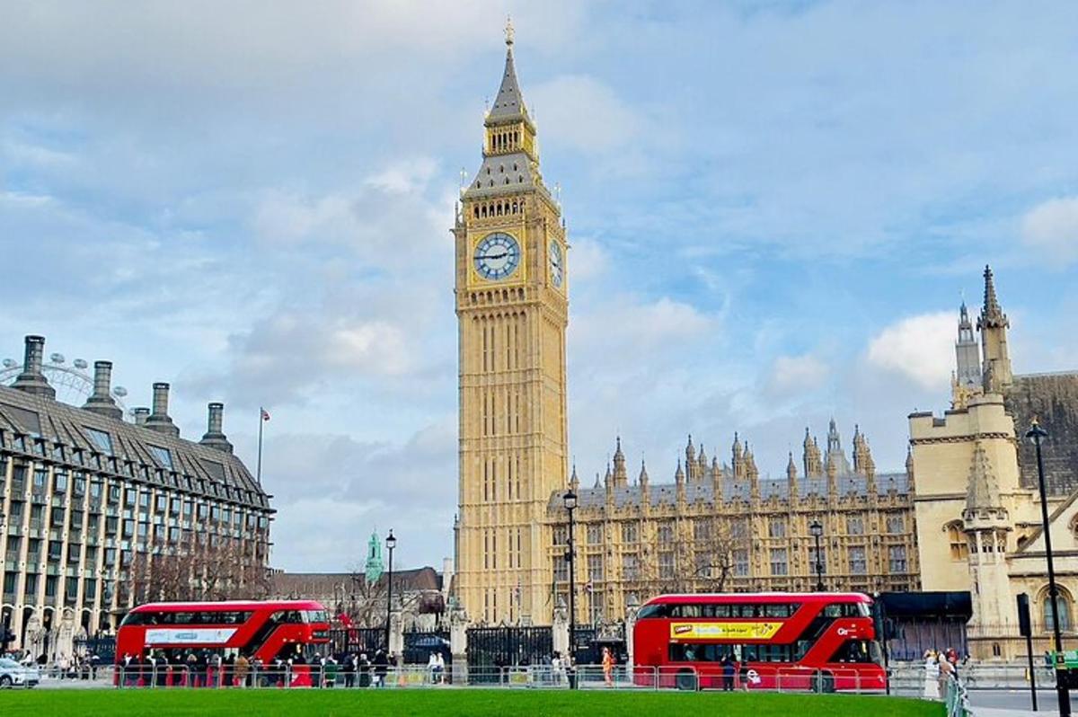 un edificio con una torre dell'orologio e il Big Ben