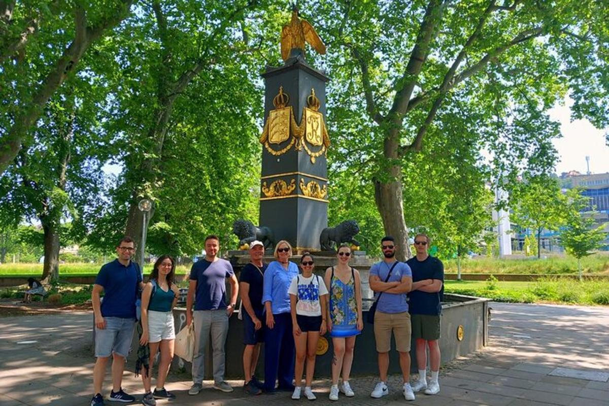 一群人站在钟楼前