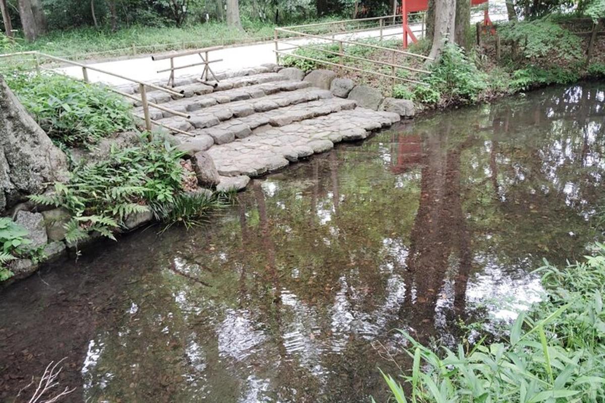 una panchina seduta su un ponte sopra un fiume