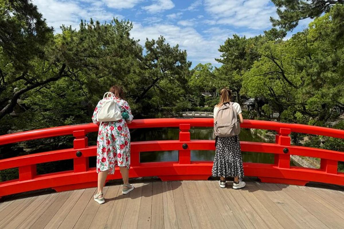 due donne sono in piedi su un ponte rosso