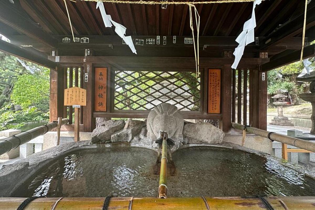 một hồ nước có đài phun nước trong một tòa nhà