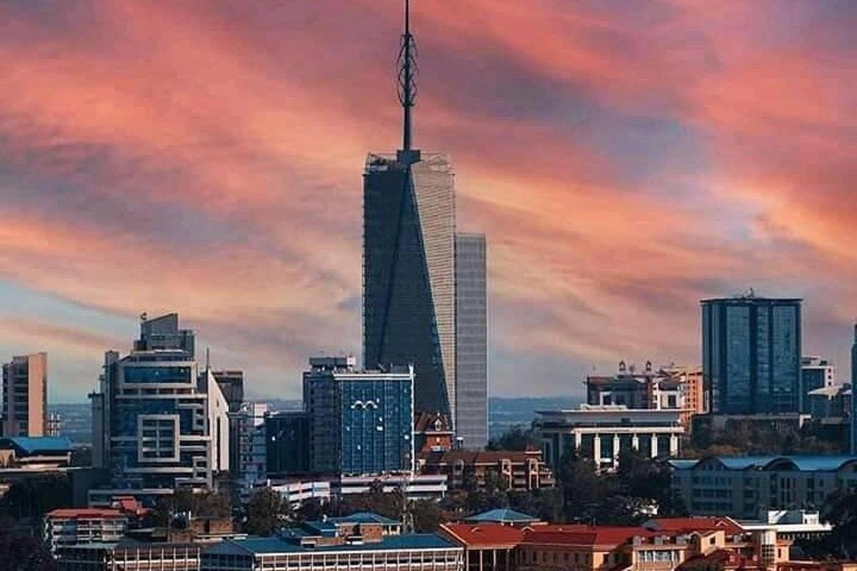 أفق المدينة مع ناطحة سحاب طويلة