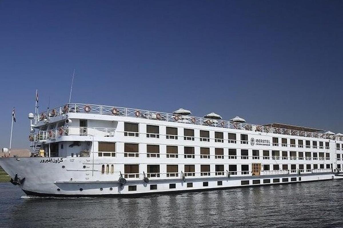 een groot wit cruiseschip in het water