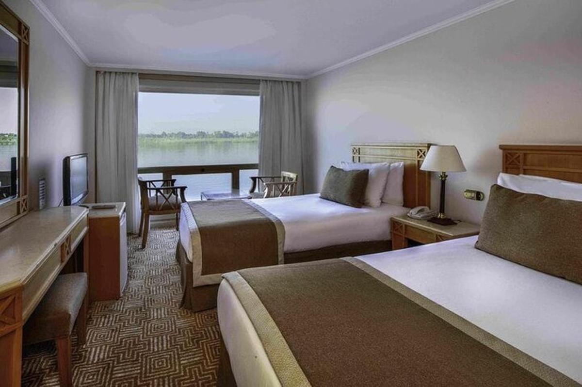 bilik hotel dengan dua katil dan tingkap besar