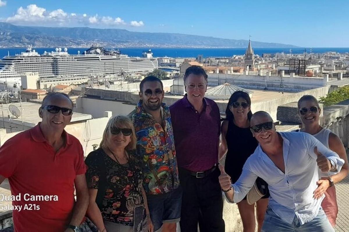 un grup de oameni care pozează pentru o fotografie pe vârful unui oraș