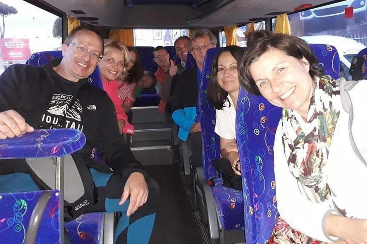 egy csoport ember ül egy buszon