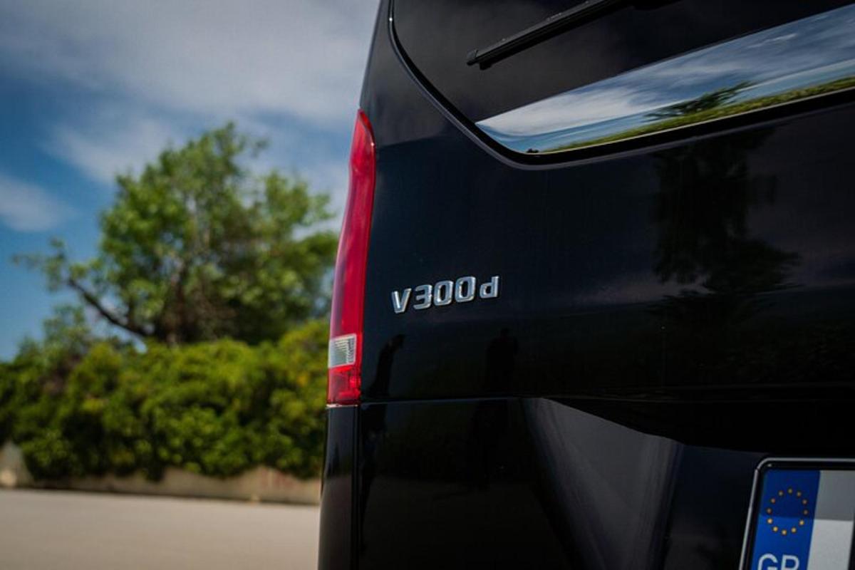 detailní záběr na zadní část černého auta