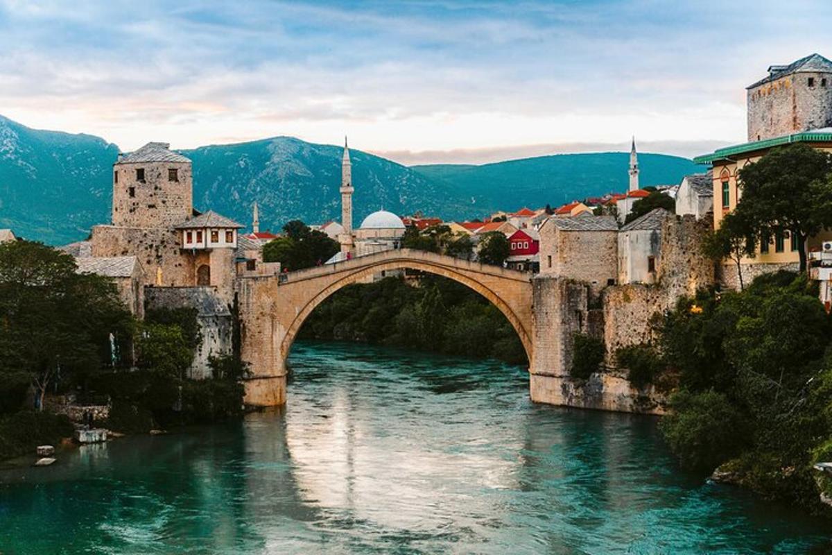 Un puente sobre un río con edificios y una ciudad.
