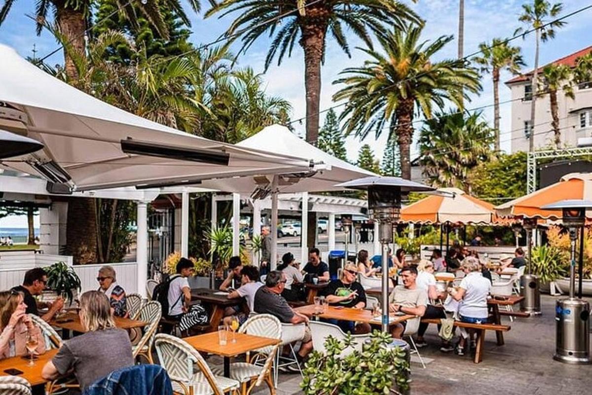 un grup de persones assegudes a les taules d'un restaurant