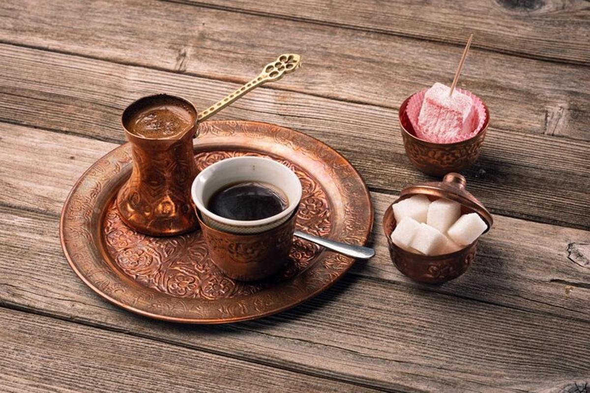 ein Teller mit Tassen Kaffee auf einem Holztisch
