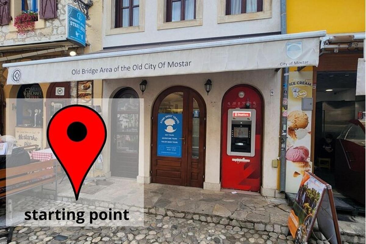 Un cartel rojo delante de una tienda con un punto de partida.