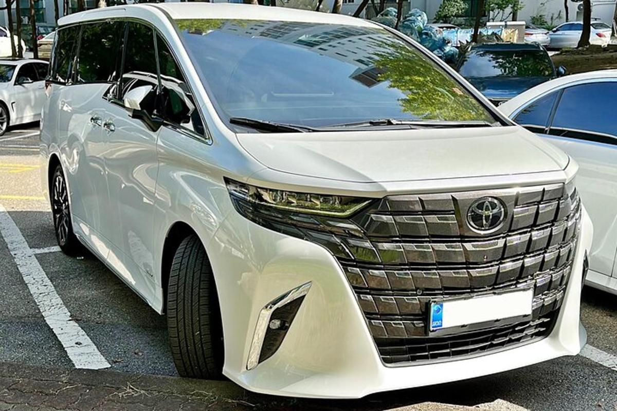 valge auto pargitud parklas